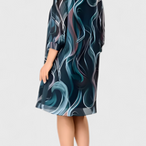 Vestido Almira de Chiffon con Estampado de Remolinos Oceánicos y Corte Fluido