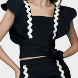 Top Fabiana Elegante con Volantes y Costuras en Contraste