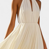 Vestido Maxi Starla con Cuello Halter Plisado y Detalles de Perlas