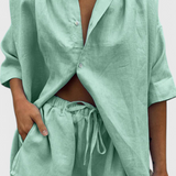 Conjunto de Dos Piezas Anika con Camisa de Botones y Pantalones Cortos con Cuerda