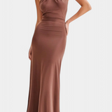 Vestido Halter Ajustado Trinity con Fruncidos y Espalda Abierta