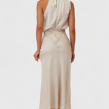 Vestido Rina Elegante con Cuello Halter Drapado