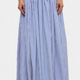 Camisa de Cuello Alto a Rayas Ippolita y Falda de Traje Plisada