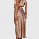 Vestido Rina Elegante con Cuello Halter Drapado