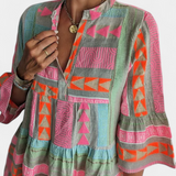 Vestido Corto Bordado Gina Boho con Escote en V y Mangas Acampanadas
