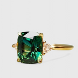 Anillo de Esmeralda Cuadrada Elegante con Acabado en Oro