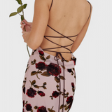 Vestido Deslizante Irina con Estampado Floral y Espalda Abierta