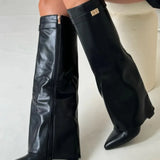 Botas de mujer de ante con detalles metálicos