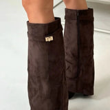 Botas de mujer de ante con detalles metálicos