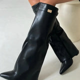 Botas de mujer de ante con detalles metálicos