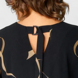 Vestido Negro Allegra con Estampado Abstracto en Dorado y Escote en V
