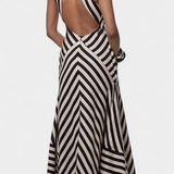 Vestido Maxi Halter Crispina con Rayas Chevron y Espalda Abierta