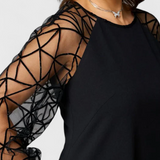 Vestido Negro Bellezza con Mangas de Malla y Corte Suelto