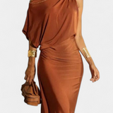 Vestido Largo Plisado Ainslee con Diseño de Hombros Descubiertos