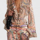 Conjunto Delicado con Blusa Volante y Estampado Vintage de Paisley