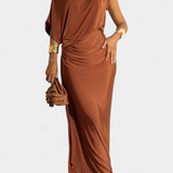 Vestido Largo Plisado Ainslee con Diseño de Hombros Descubiertos