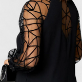 Vestido Negro Bellezza con Mangas de Malla y Corte Suelto