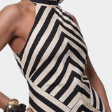 Vestido Maxi Halter Crispina con Rayas Chevron y Espalda Abierta
