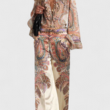Conjunto Delicado con Blusa Volante y Estampado Vintage de Paisley