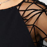 Vestido Negro Bellezza con Mangas de Malla y Corte Suelto