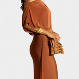 Vestido Largo Plisado Ainslee con Diseño de Hombros Descubiertos