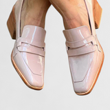 Mocasines de Cuero Patente Rosa Sasha con Punta Cuadrada y Tacón Alto