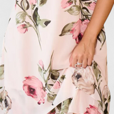 Vestido de Chiffon Fluido Tameka con Pétalos y Mangas Transparentes