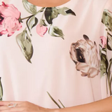 Vestido de Chiffon Fluido Tameka con Pétalos y Mangas Transparentes