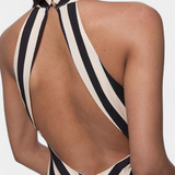 Vestido Maxi Halter Crispina con Rayas Chevron y Espalda Abierta