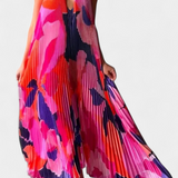 Vestido Largo Plisado Giselle con Cuello Halter y Movimiento Elegante