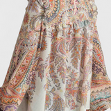 Conjunto Delicado con Blusa Volante y Estampado Vintage de Paisley