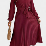 Vestido Theresa de Cuello Alto con Cinturón Plisado