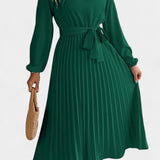 Vestido Theresa de Cuello Alto con Cinturón Plisado