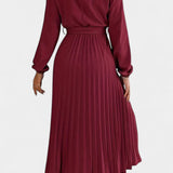 Vestido Theresa de Cuello Alto con Cinturón Plisado