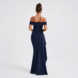 Vestido largo de mujer con hombros al descubierto y abertura