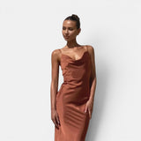 Vestido largo de mujer de satén con cuello barco y sin mangas
