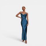 Vestido largo de mujer de satén con cuello barco y sin mangas