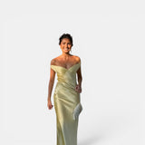 Vestido largo satinado amarillo hombros descubiertos noche