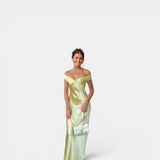 Vestido largo satinado amarillo hombros descubiertos noche