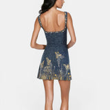 Top corto azul con motivos celestiales dorados para la noche