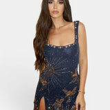 Top corto azul con motivos celestiales dorados para la noche