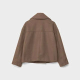 Chaqueta corta entallada sin complicaciones