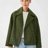 Chaqueta corta entallada sin complicaciones