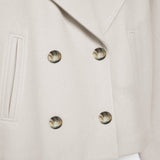 Chaqueta corta entallada sin complicaciones