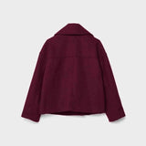 Chaqueta corta entallada sin complicaciones
