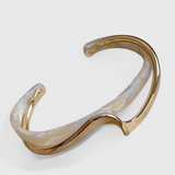 Pulsera Elegante de Ópalo Blanco con Acabado en Oro